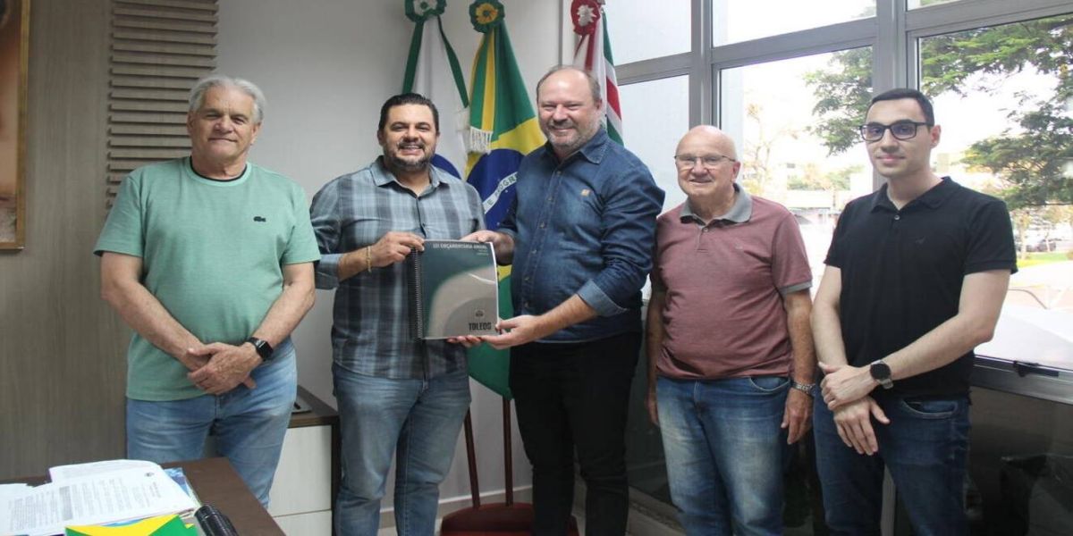 Administração municipal de Toledo entrega LOA 2024 ao Legislativo