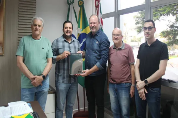 Foto relacionada a notícia: Administração municipal de Toledo entrega LOA 2024 ao Legislativo