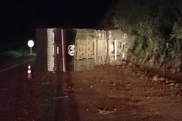Carreta tombada na BR-163 deixa condutor ferido em Santa Lúcia