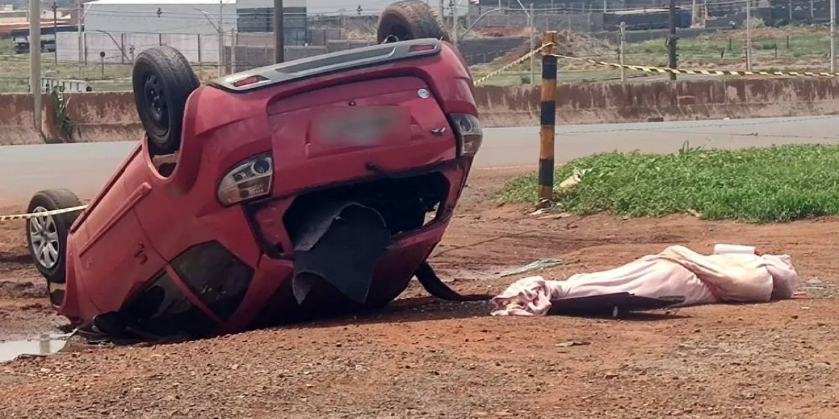 Carro capota e corpo de jovem com mãos e pés amarrados é arremessado para fora; Condutor foi preso