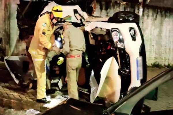 Grave acidente de trânsito deixa três pessoas feridas no Bairro Country em Cascavel