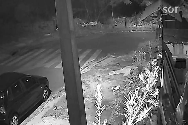 Câmera de segurança registra sequência de disparos de arma de fogo no Bairro Periolo; ? Áudio