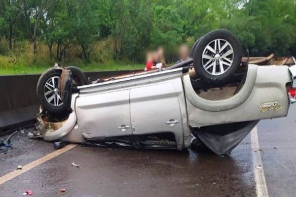 Caminhonete capota na BR-277 em São Miguel do Iguaçu; Motorista e bebê saem ilesos
