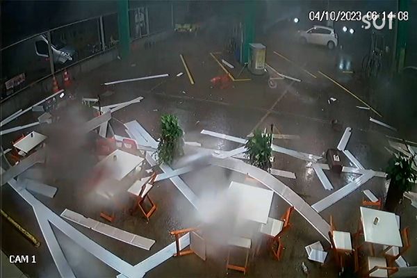 Imagem referente a notícia: Tornado arranca telhado de posto de combustíveis em Cascavel