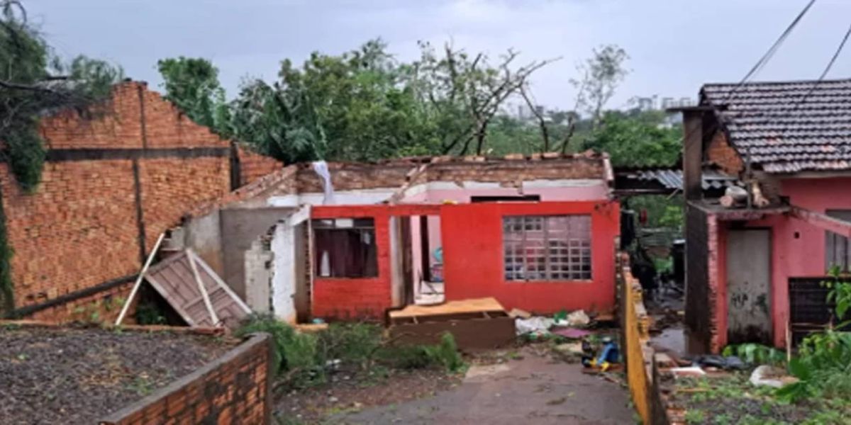 Família precisa de ajuda para reconstruir casa após tornado que passou em Cascavel