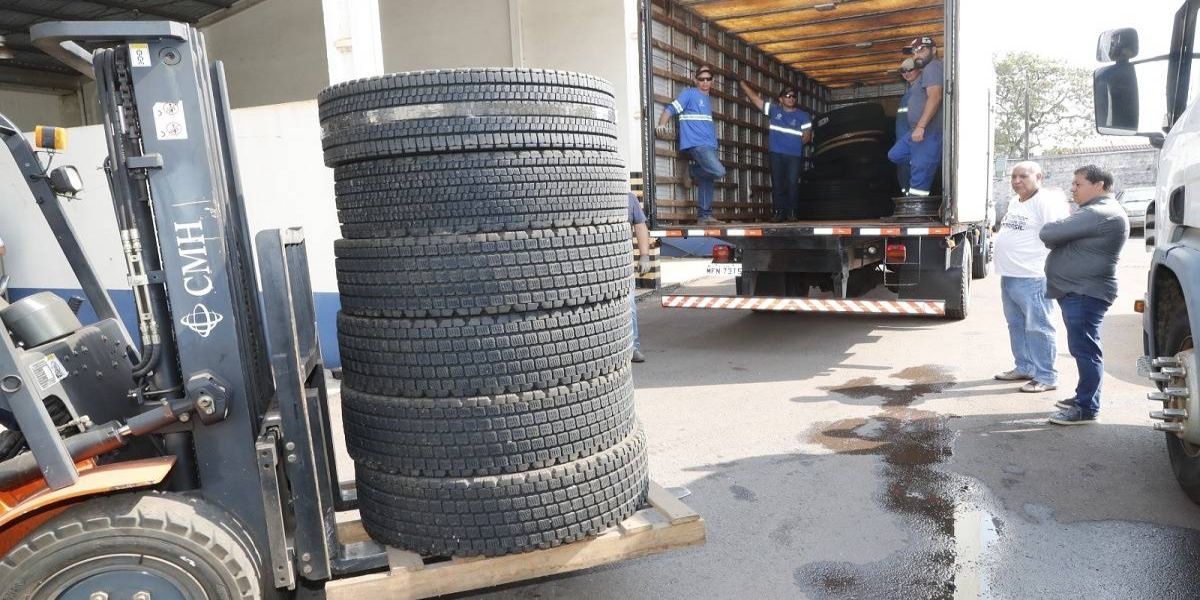 Prefeitura de Cascavel recebe 194 pneus da Receita Federal