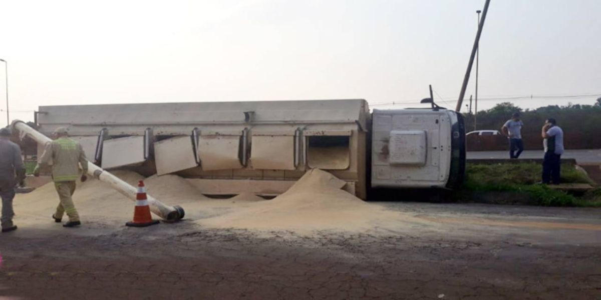 Caminhão de ração tomba no perímetro urbano da BR-277 em Medianeira