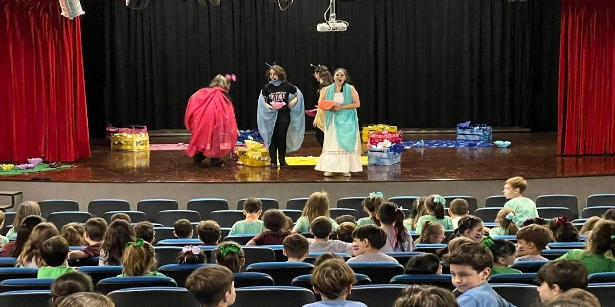 Turnê da Biblioteca Municipal encanta pequenos com espetáculo inspirado em livro infantil