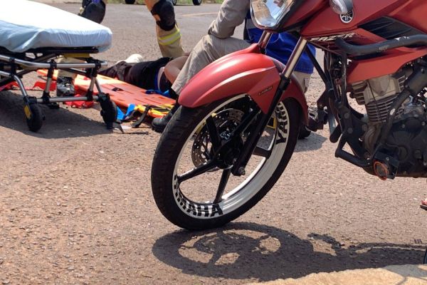 Motociclista de 21 anos fratura a clavícula após se envolver em colisão no Bairro Cataratas