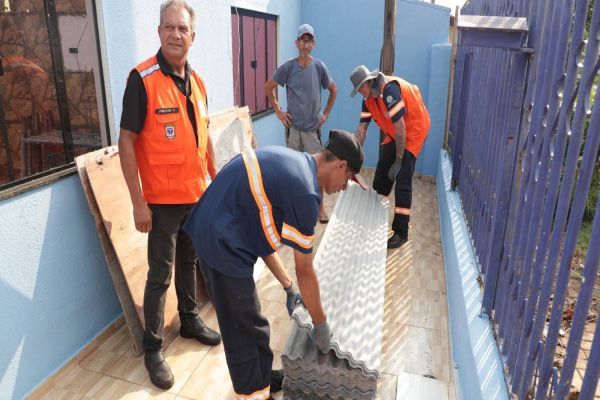 Defesa Civil faz distribuição gratuita de telhas a pessoas em situação de vulnerabilidade social
