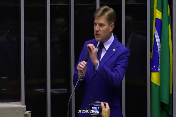 Imagem referente a notícia: Deputado faz apelo a Lula por indulto a Cascavelense condenado por atos de 8 de janeiro