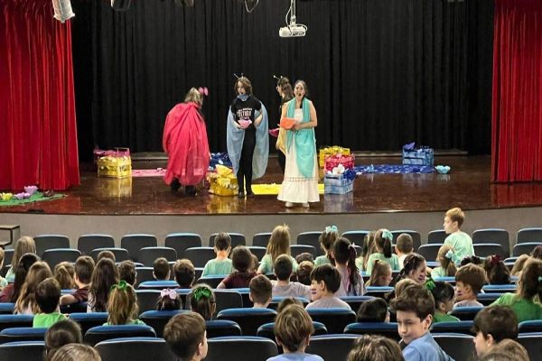 Turnê da Biblioteca Municipal encanta pequenos com espetáculo inspirado em livro infantil