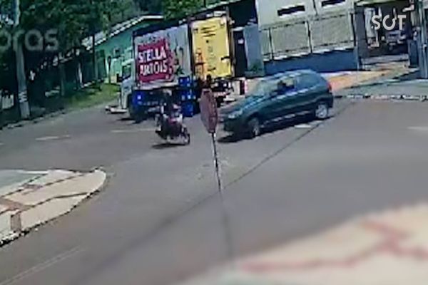 Câmera de monitoramento registra colisão entre carro e moto na Rua Medianeira