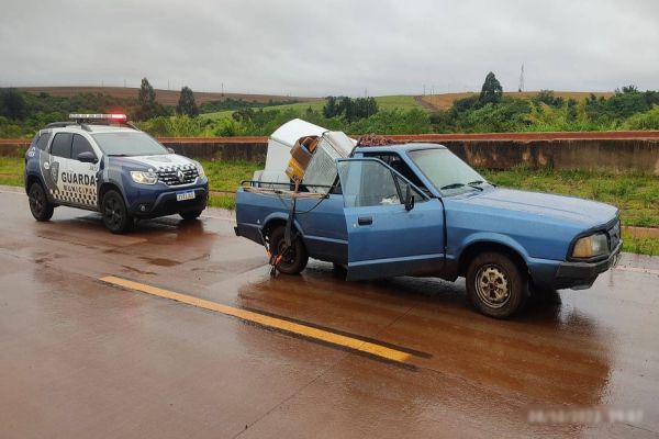 Guarda Municipal apreende veículo com objetos possivelmente furtados na BR-163 em Cascavel