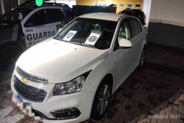 Casal é preso e veículo apreendido pela GM por adulteração de sinais identificadores em Cascavel