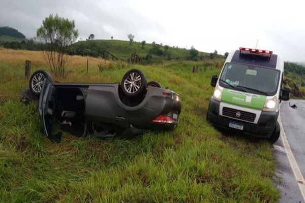 Capotamento de veículo deixa condutor ferido na PR-484 em Três Barras do Paraná