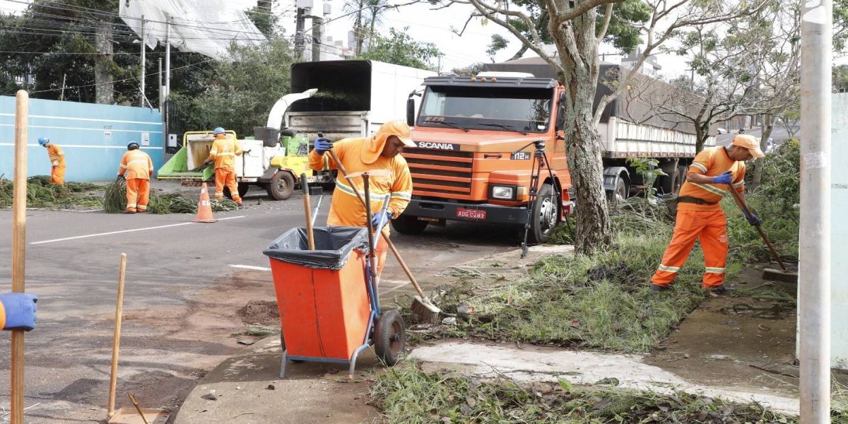Meio Ambiente promove força-tarefa de limpeza das ruas após danos do tornado