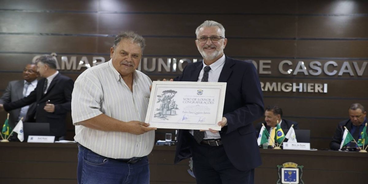 Darci Cordeiro Batista recebe homenagem do Professor Santello na Câmara de Vereadores de Cascavel
