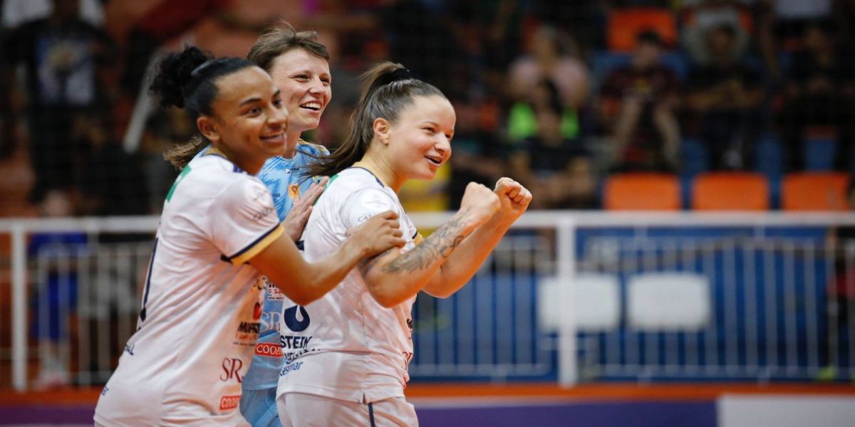 Stein Cascavel Futsal vence o ADTB/Telêmaco Borba pela Liga Feminina de Futsal