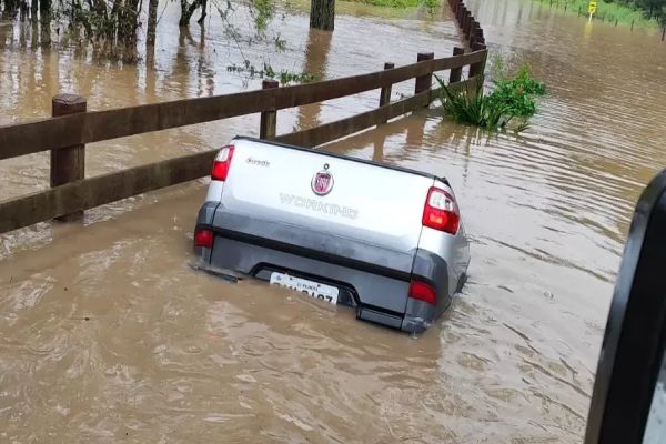 Motorista é encontrado morto dentro de carro submerso em área alagada