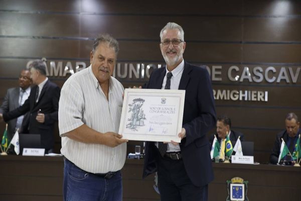 Darci Cordeiro Batista recebe homenagem do Professor Santello na Câmara de Vereadores de Cascavel