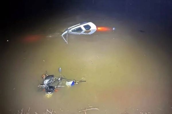 Imagem referente a notícia: Quatro veículos caem em açude de Maripá após perseguição policial; Três suspeitos são detidos