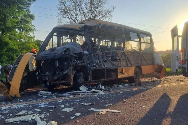 Acidente envolvendo micro-ônibus com trabalhadores e caminhão deixa vários feridos na PR-493