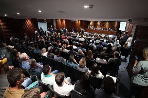 Governo do Paraná participa de audiência pública para discutir situação do setor leiteiro