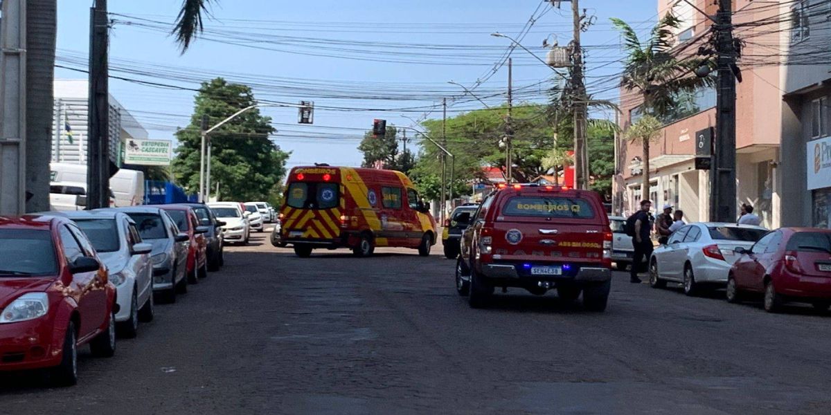 Idoso fratura a perna após sofrer queda na Rua Juscelino Kubistchek