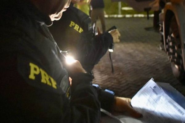 PRF recupera 12 toneladas de farelo roubadas no Paraná