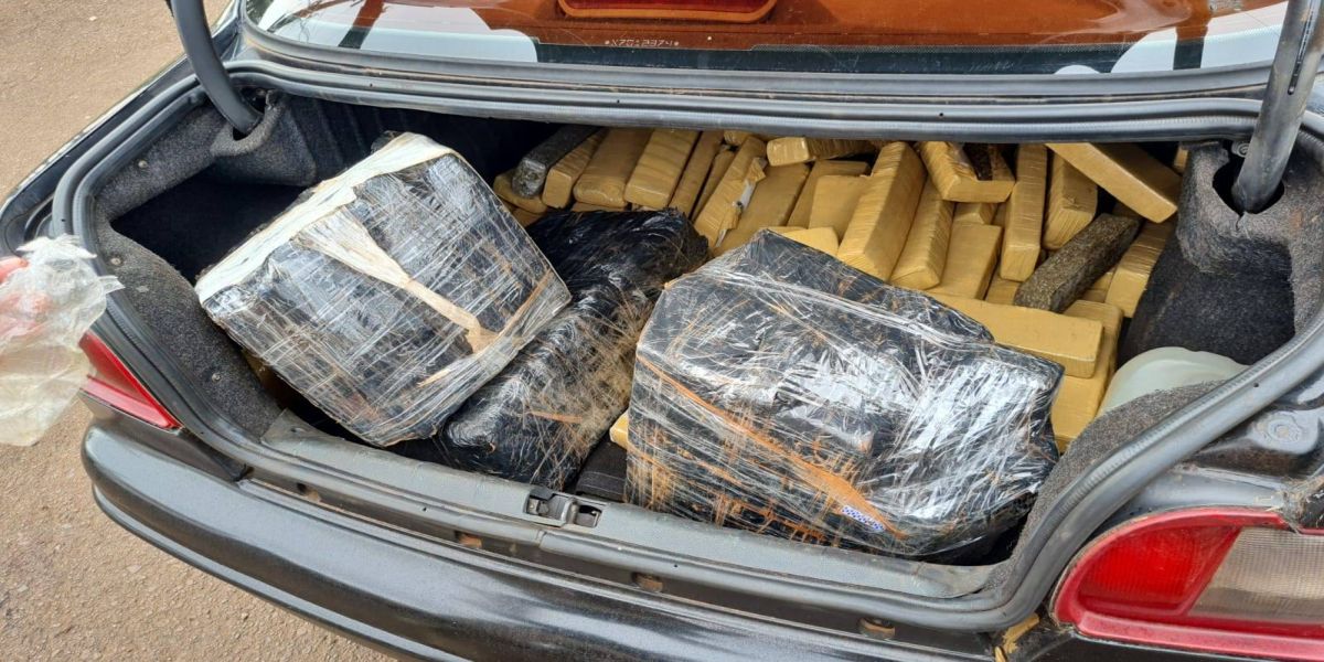 PRF apreende 204,3 Kg de maconha em veículo estacionado em pátio de Posto de Combustível em Cascavel