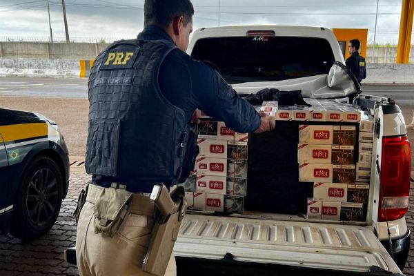 Imagem referente a notícia: PRF prende contrabandista em fiscalização de ultrapassagem indevida na BR-369 em Cascavel