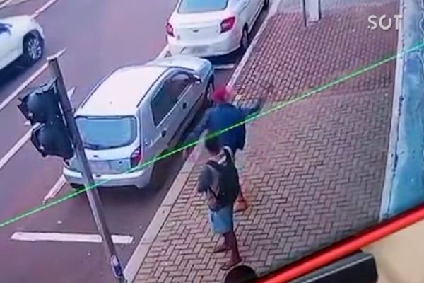 Imagem referente a notícia: Indivíduos são detidos pela GM após furto a carro no Centro de Cascavel