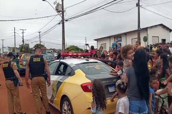 Imagem referente a notícia: Polícia Militar distribui doces para crianças carentes no Bairro Melissa em Cascavel