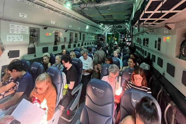 Imagem referente a notícia: Terceiro voo com 69 brasileiros vindo de Israel decola rumo a São Paulo