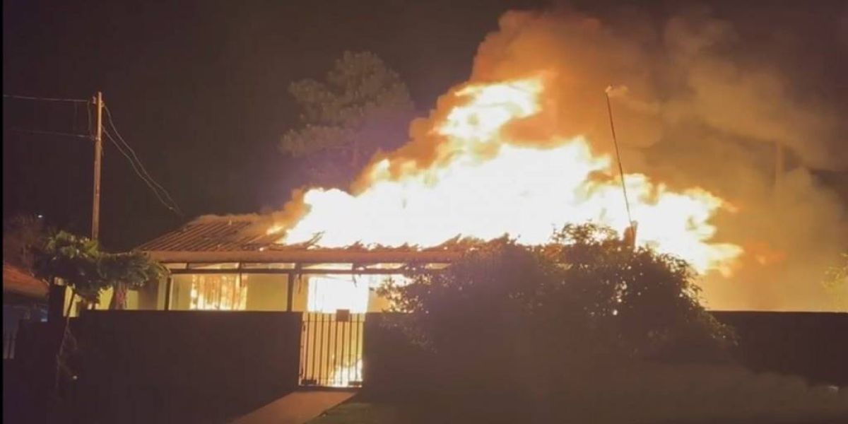 Incêndio destrói residência de madeira em Iguatu, no Paraná
