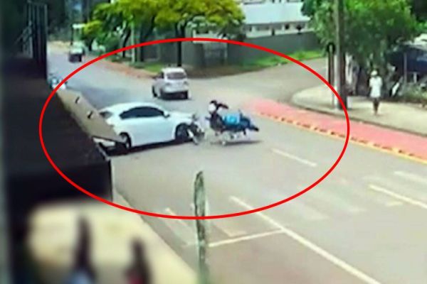 Imagem referente a notícia: Acidente entre carro e moto deixa motociclista ferido no Bairro Santo Onofre
