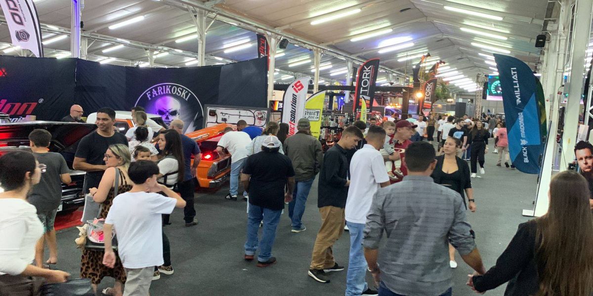Encontro de Carros Customizados atrai entusiastas de todo o Brasil e exterior em Cascavel