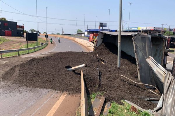 Imagem referente a notícia: Caminhoneiro fica ferido após tombar carreta no Trevo Cataratas, em Cascavel