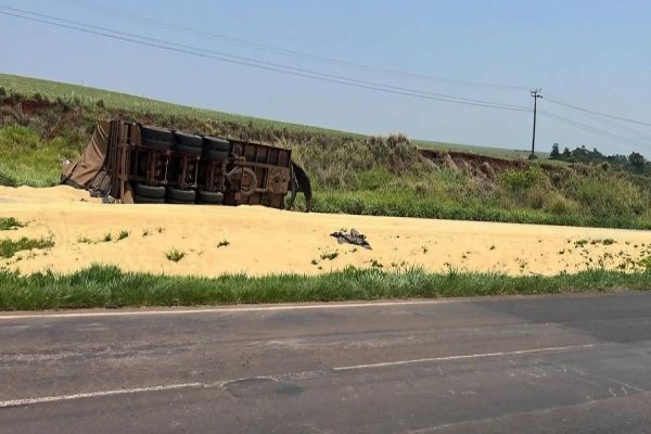 Imagem referente a notícia: Caminhão carregado com grãos tomba na BR-467, em Cascavel, e interrompe tráfego por meia hora