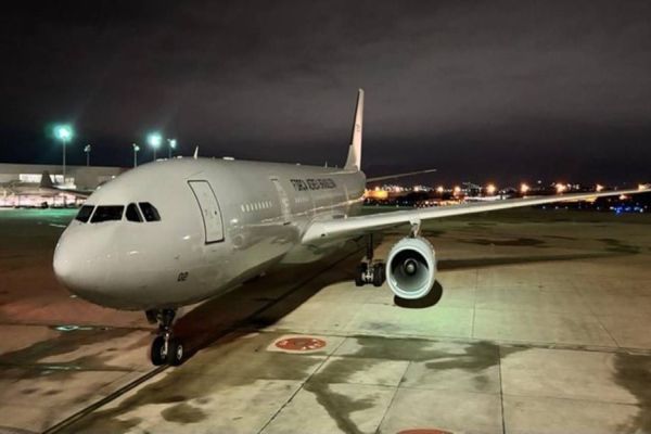 Quinta aeronave da operação Voltando em Paz pousa no Galeão