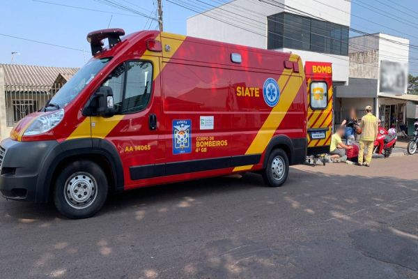 Três pessoas ficam feridas após acidente entre motocicleta e bicicleta no Jardim Brasília