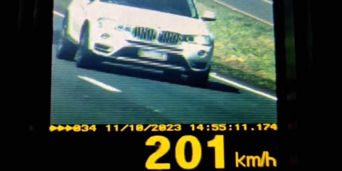 Operação Aparecida 2023: PRF flagra BMW a mais de 200 km/h na BR-277