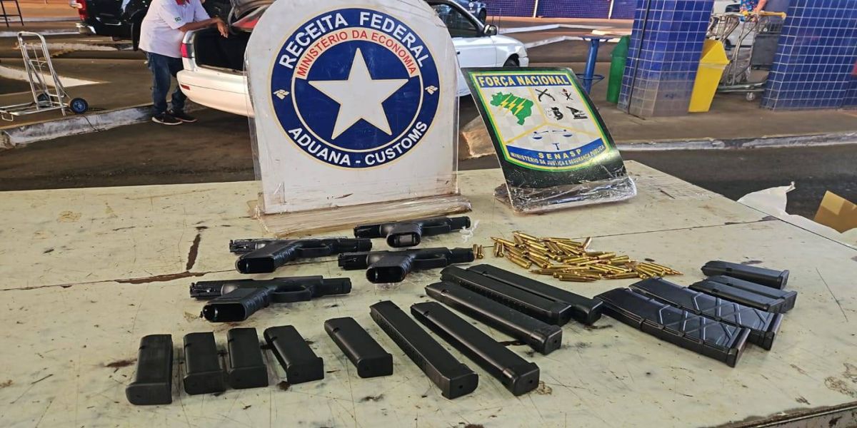 Receita apreende 4 pistolas Glock, 5 carregadores, carabina 556 e 50 munições em abordagem de rotina