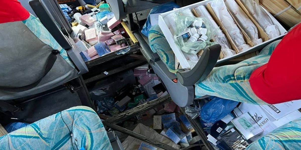 Ônibus com fundo falso cheio de medicamentos proibidos e mercadorias é apreendido pela Receita