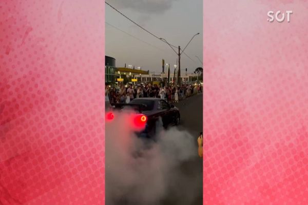 Imagem referente a notícia: Vídeo mostra Skyline fazendo “borrachão” em frente a viatura da PM; motorista foi detido