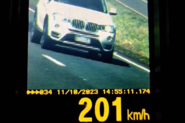 Imagem referente a notícia: Operação Aparecida 2023: PRF flagra BMW a mais de 200 km/h na BR-277