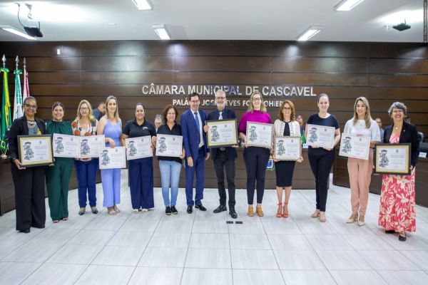 Educadores e vereadores recebem homenagem do Legislativo pelo Dia do Professor