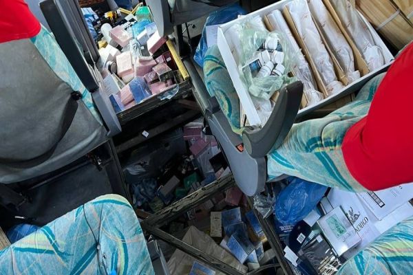 Ônibus com fundo falso cheio de medicamentos proibidos e mercadorias é apreendido pela Receita