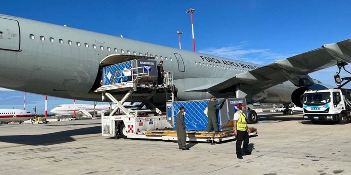 Aeronave com kits de ajuda humanitária e especialistas para prestar auxílio psicológico a repatriado